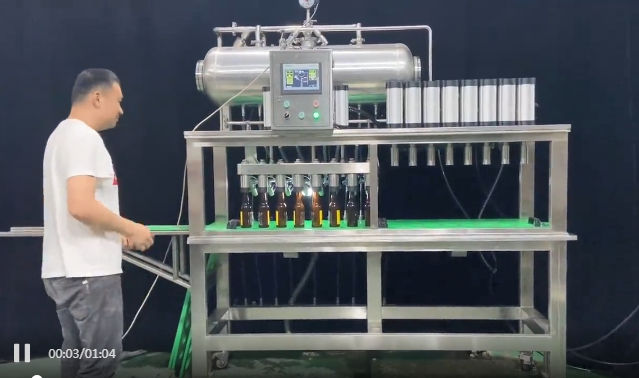 八頭玻璃瓶啤酒灌裝機(jī)試機(jī)！精釀啤酒灌裝壓蓋一體機(jī)—?dú)g迎咨詢(xún)！